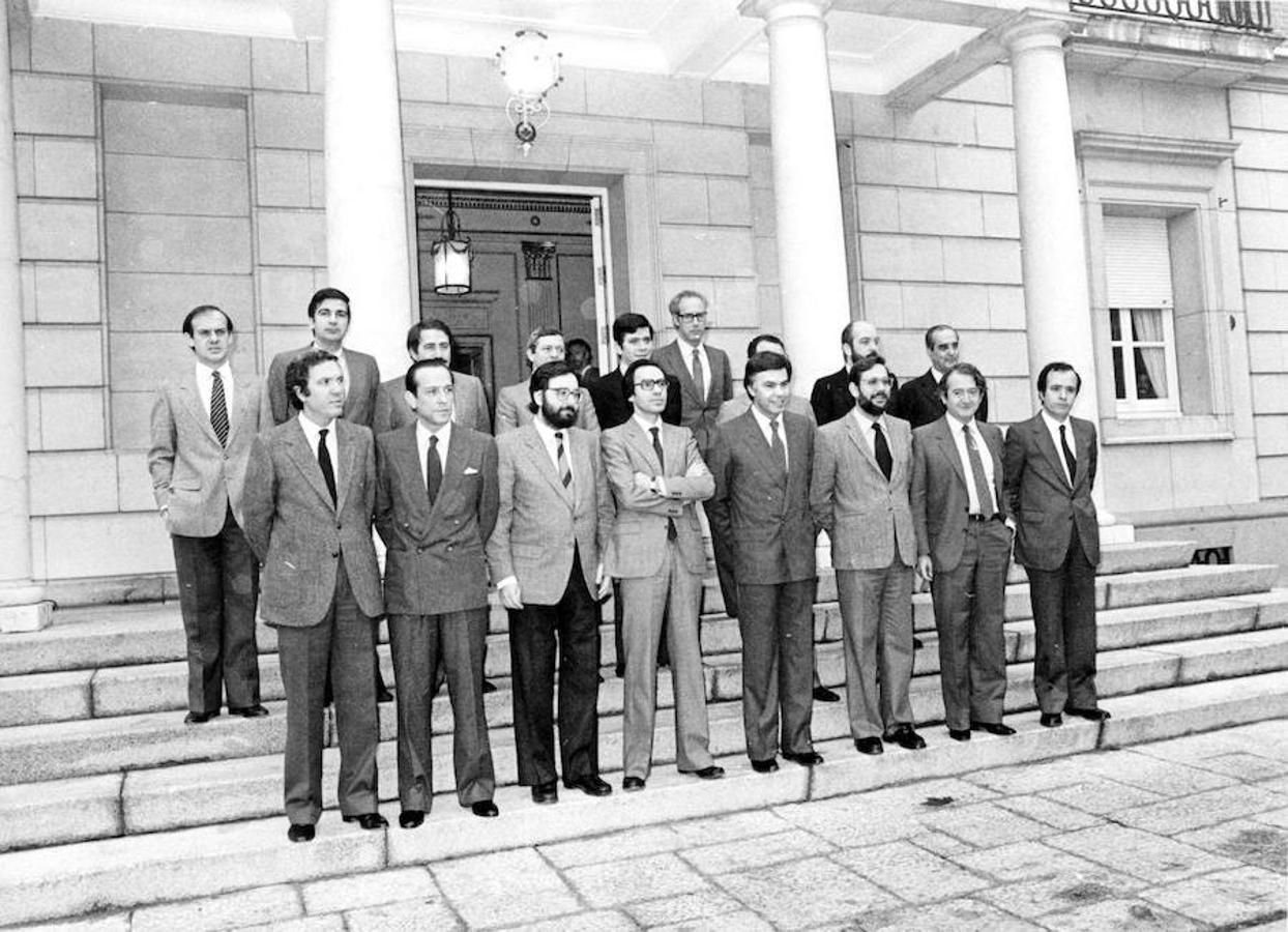 Primera foto de familia de Felipe González junto a sus ministros en 1982. 