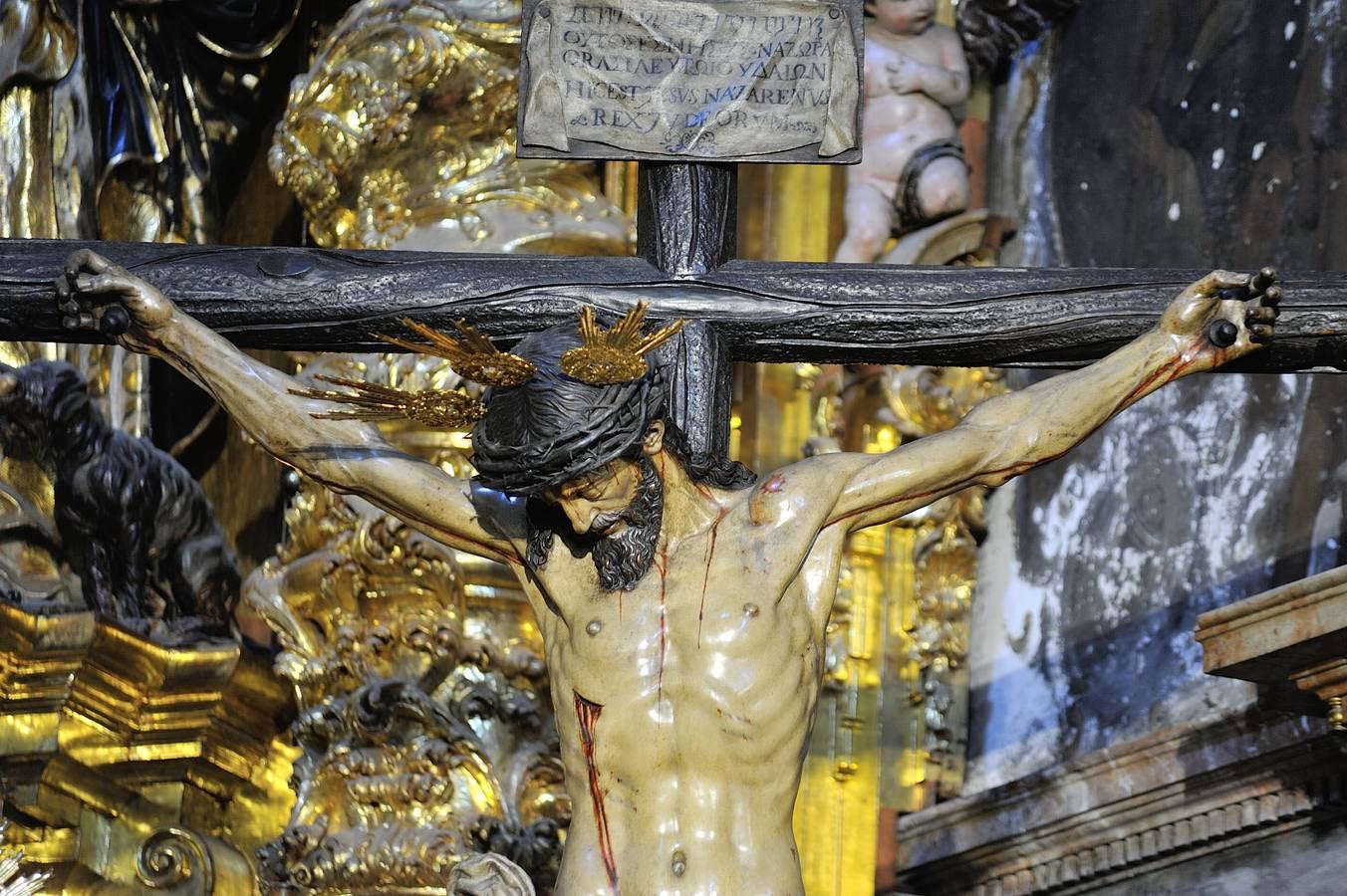 Los titulares del Calvario reciben culto en el altar mayor de la Magdalena