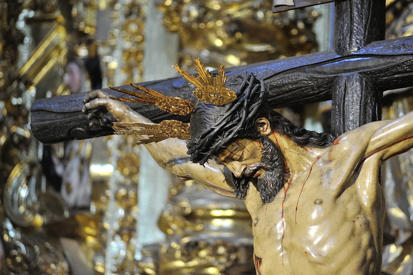 Los titulares del Calvario reciben culto en el altar mayor de la Magdalena