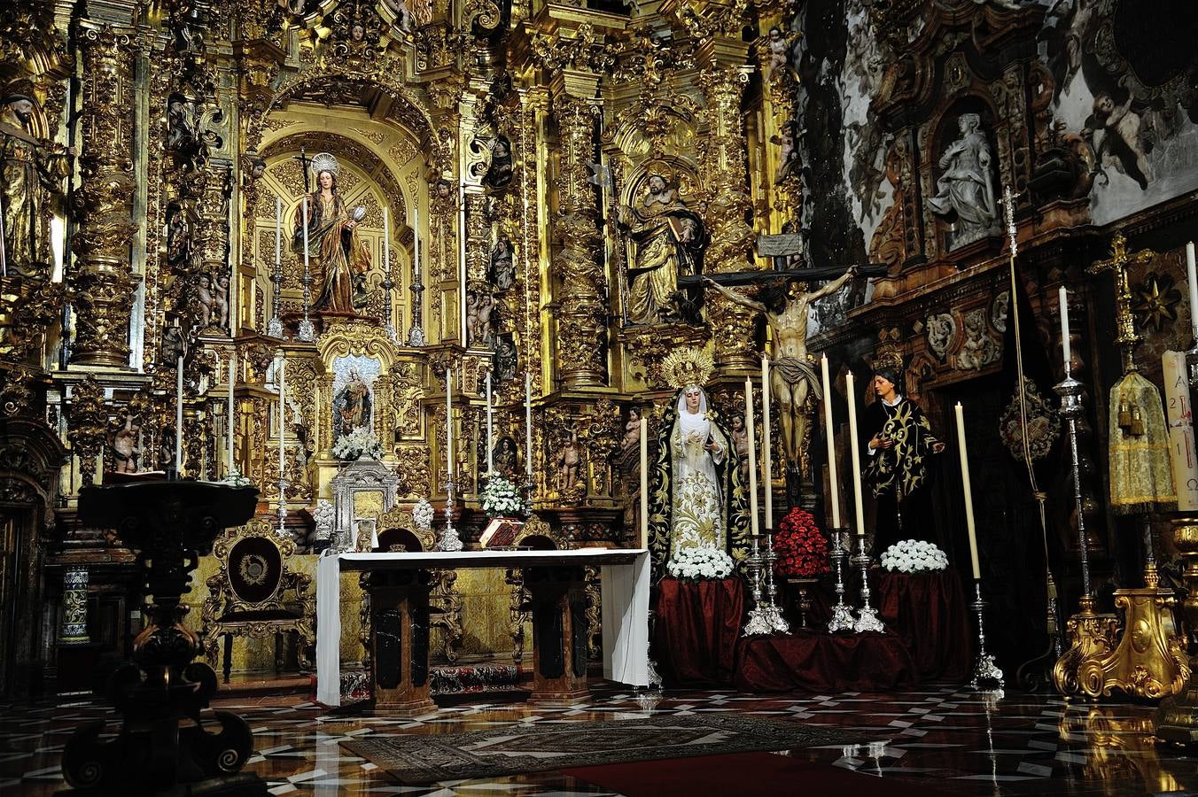 Los titulares del Calvario reciben culto en el altar mayor de la Magdalena