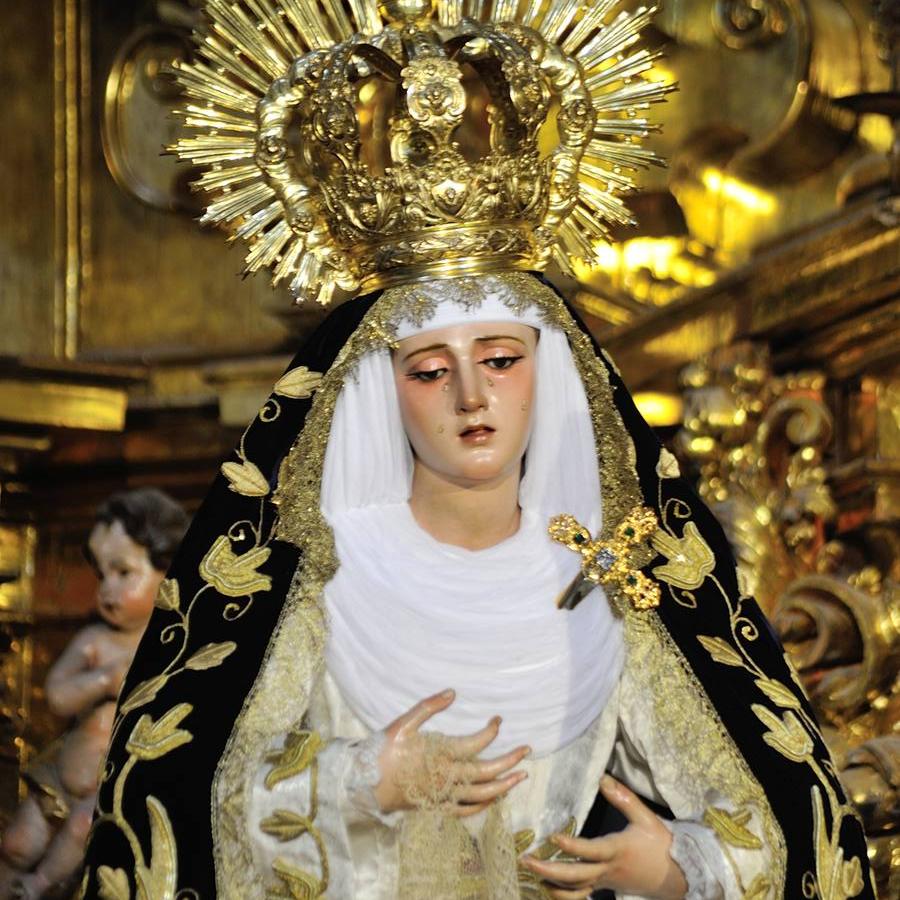 Los titulares del Calvario reciben culto en el altar mayor de la Magdalena