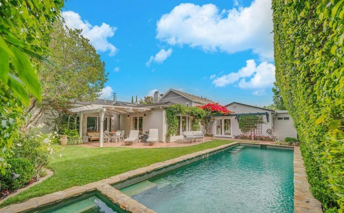 Elegante jardín. Los imponentes jardines cuenta con especies vegetales exóticas, árboles frutales, un amplio porche con  barbacoa, piscina de piedra tipo spa y un romántico rincón con enredaderas perfecto para las veladas románticas