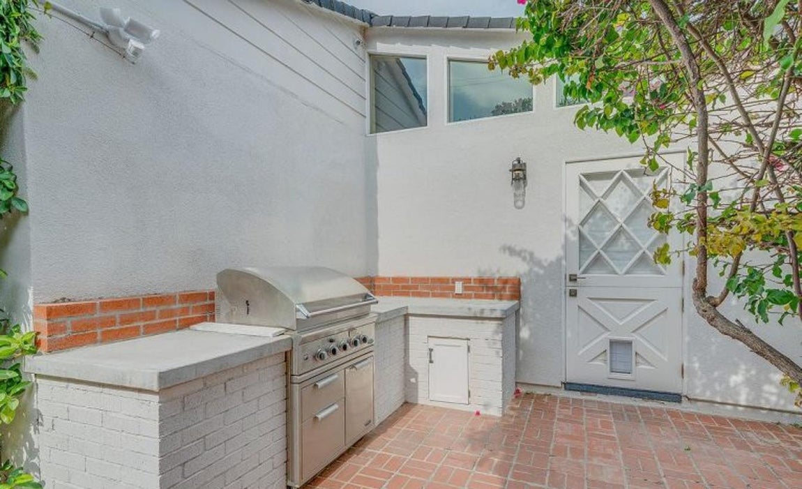 Cocina exterior. En la finca se aprovechan todos los rincones, pero sobre todo los exteriores, por eso está dotada de una enorme cocina en la que preparar cenas al aire libre bajo el clima templado de California