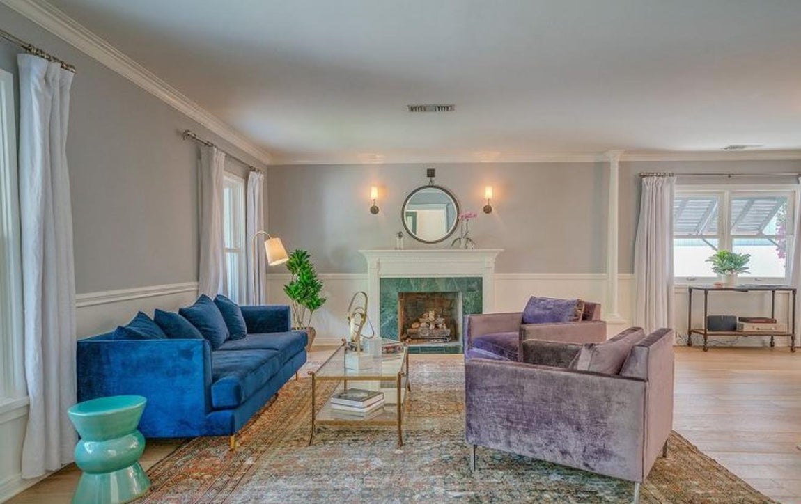 Vivienda principal. Mide 300 metros cuadrados y, a pesar de su configuración clásica, sus decoración y detalles coloristas le dan un aspecto alegre y contemporáneo