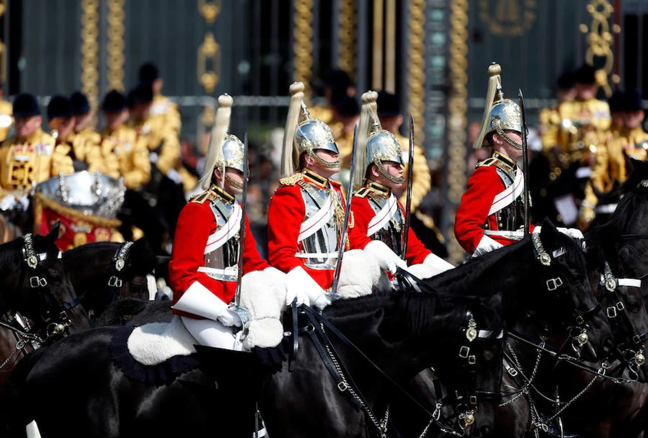 Trooping the Colour. Este evento, con tradición desde 1748, es un desfile militar en el que pasea la Guardia Real a caballo. Uniformados con su atuendo oficial, más de 600 guardias han acompañado a la Reina