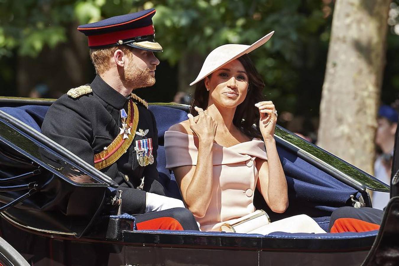 Complicidad. Felices y descansados, así es cómo se ha visto a los recién casados. Meghan ha escogido un vestido en tono rosa empolvado de Carolina Herrera y una pamela del mismo tono.