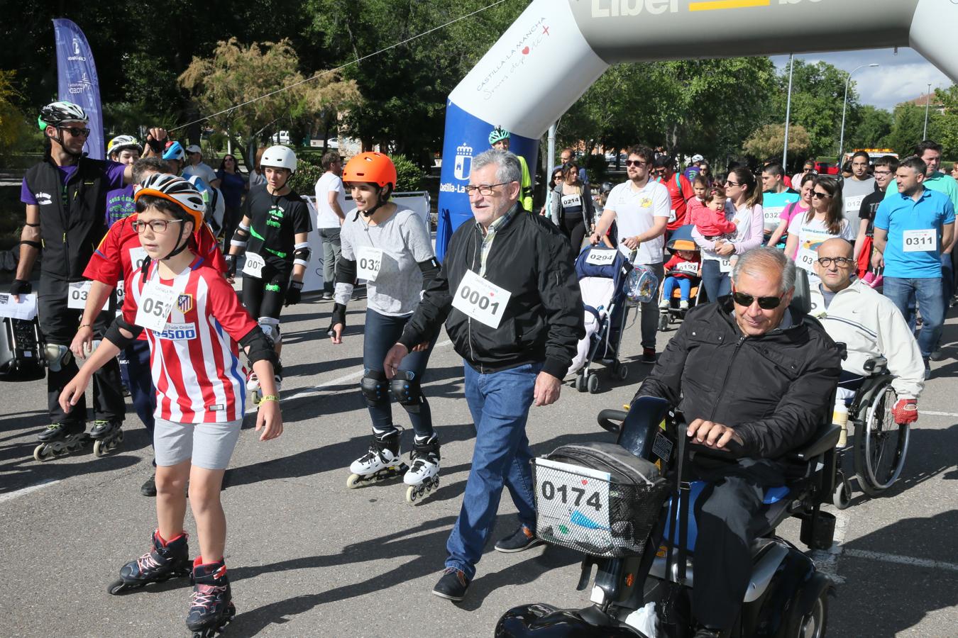 Felpeto se une en Toledo a la marcha y patinada popular a favor de Adelante y Adem