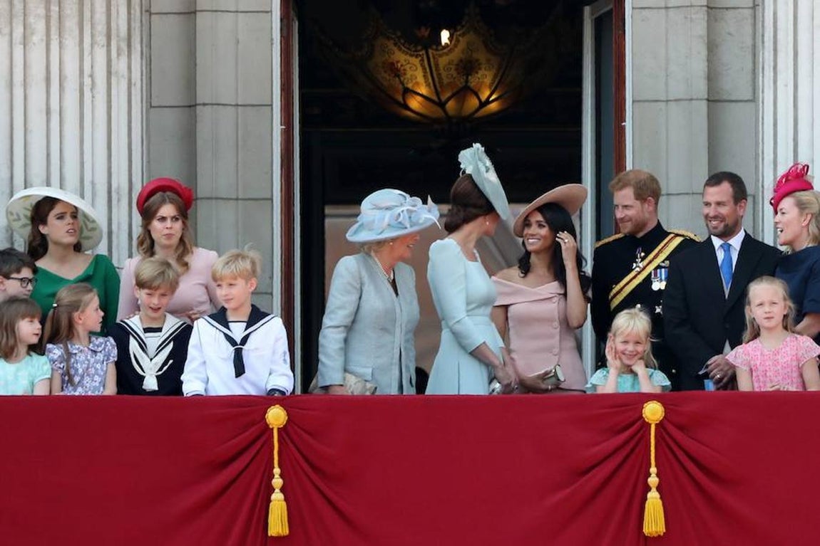 Confidencias. Desde las alturas se ha podido contemplar la buena sintonía entre las mujeres de los hijos de la malograda Diana de Gales. Catalina de Cambridge y Meghan Markle comparten risas en el balcón presidencial