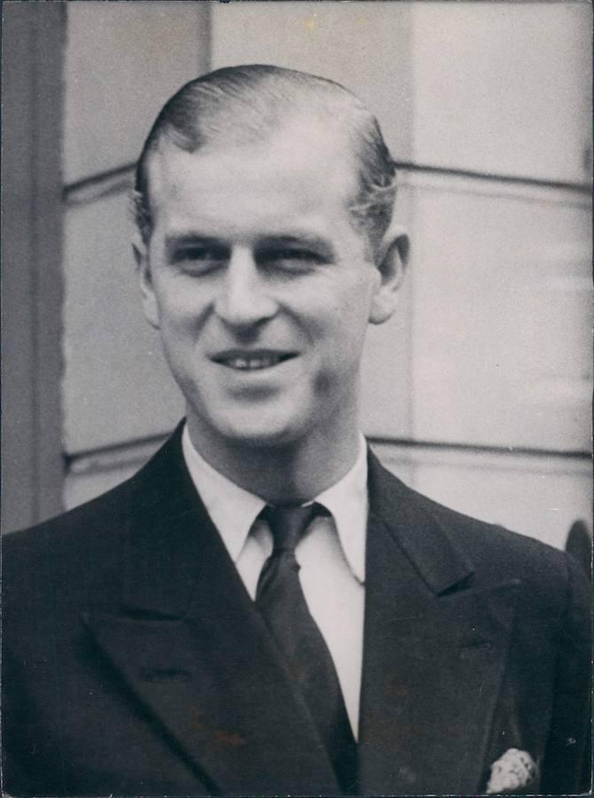 El Duque en sus años de juventud. Felipe de Mountbatten tuvo que renunciar a su título de Príncipe de Grecia y Dinamarca, así como a sus derechos de sucesión  tras decidir casarse con la Reina Isabel II