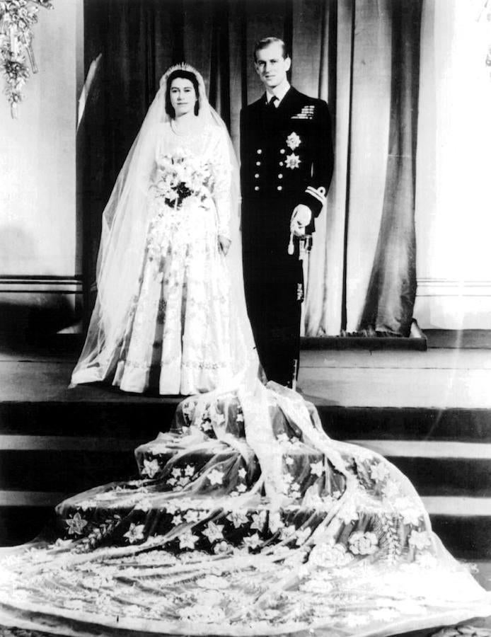 La gran boda real. El amor entre la Reina Isabel II y el Duque de Edimburgo fue un amor a primera vista. Sin embargo, el Rey Jorge VI no consintió el enlace hasta que su primogénita no cumpliera los 21 años. La boda real fue restrasmitida por radio y fue seguida por 300 millones de personas por todo el mundo,