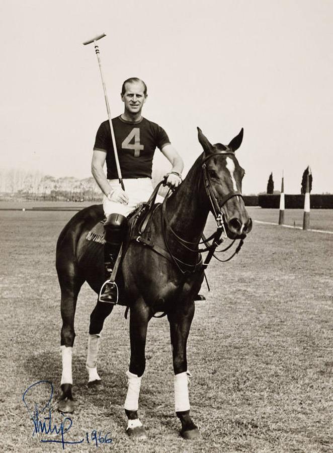 Jugando al polo. Una de las actividades preferidas de Felipe de Edimburgo es practicar polo en su tiempo libre.