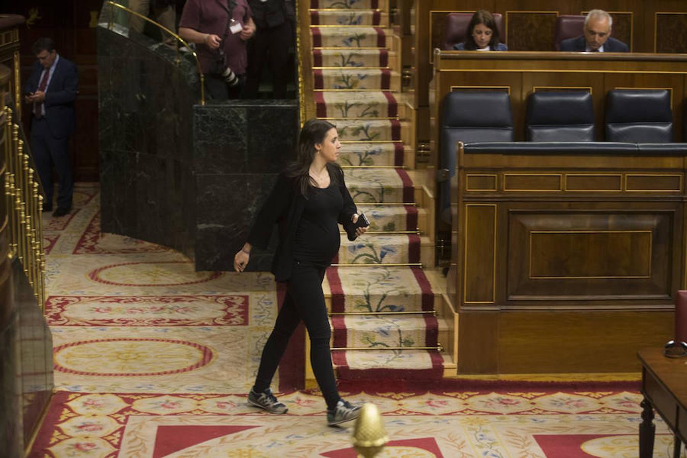 Irene Montero llegó al Congreso de luto riguroso. 