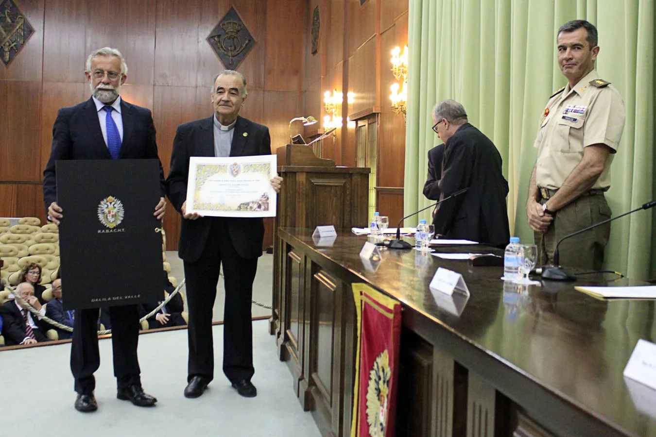 La Fundación Aguirre, por la rehabilitación de San Prudencio de Talavera. Recogió el premio el alcalde, Jaime Ramos, con el párroco. 