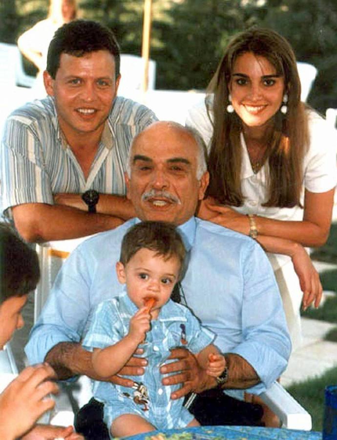 Tres generaciones. El Rey Hussein de Jordania sostiene al nieto que tiene el mismo nombre. Por detrás, aparecen los padres del pequeño Hussein, el hjio del Rey, Abdalá y su mujer, Rania. Es 1999; esta foto tiene una carga familiar extra porque justo se había confirmado que el Rey había recaído en su enfermedad, cáncer y acababa de completar un tratamiento. Ese mismo año, el 9 de febrero, muere tras dos días en coma