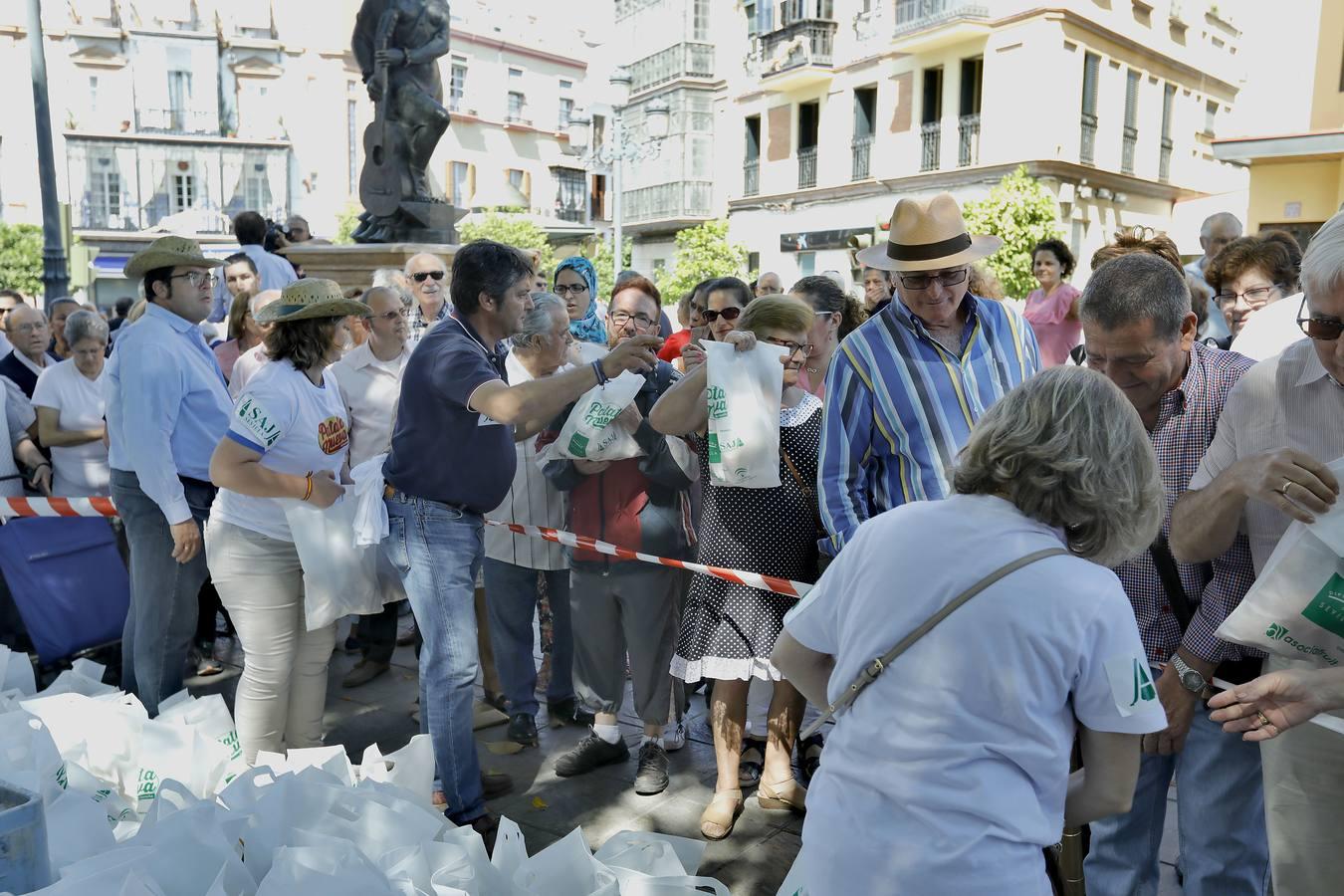 Regalan 5.000 kilos de patata nueva en Sevilla