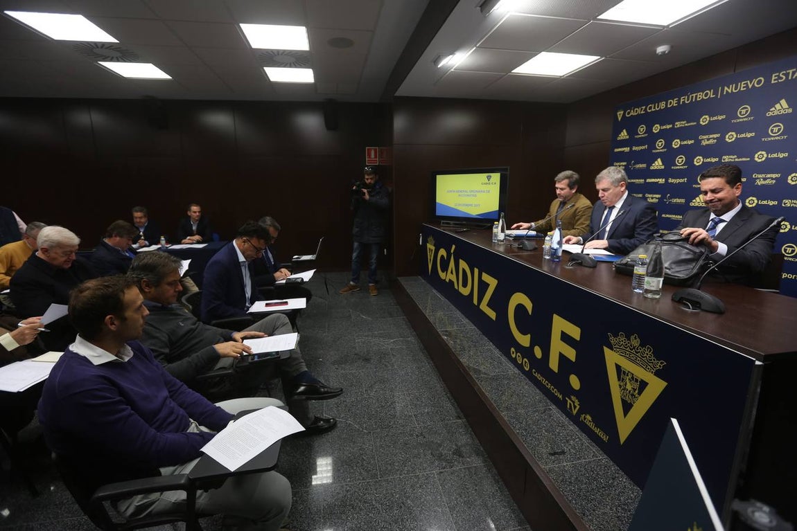 La junta de accionistas refleja la división entre los dos dueños. 