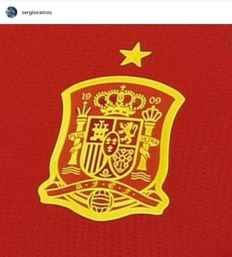 Sergio Ramos. El jugador de fútbol y miembro de la selección española afronta la marcha de Lopetegui con un mensaje a los miles de aficionados que congrega «La Roja»: «La responsabilidad y el compromiso son con vosotros y por vosotros.»