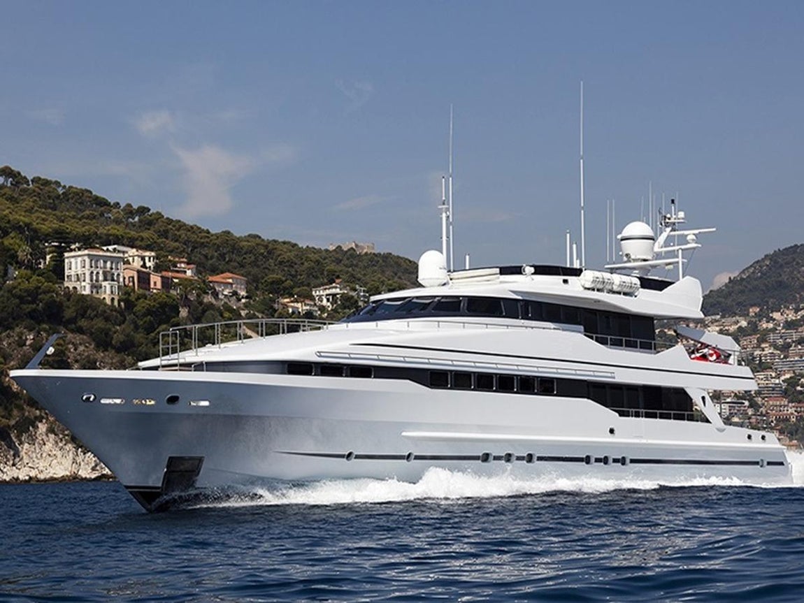 Heesen 40m. Este modelo está disponible de junio a septiembre en  Marbella, es la compañía Marbella Boat Charter la que gestiona su alquiler