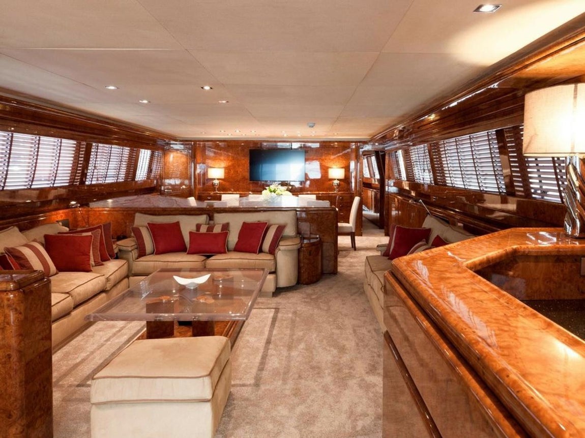 Mondomarine. En su cubierta hay un enorme espacio para tomar el sol, un relajante jacuzi, barbacoa y espacios amueblados para disfrutar al aire libre. En su interior el mobiliario es excepdcional y cuenta con todo tipo de lujos