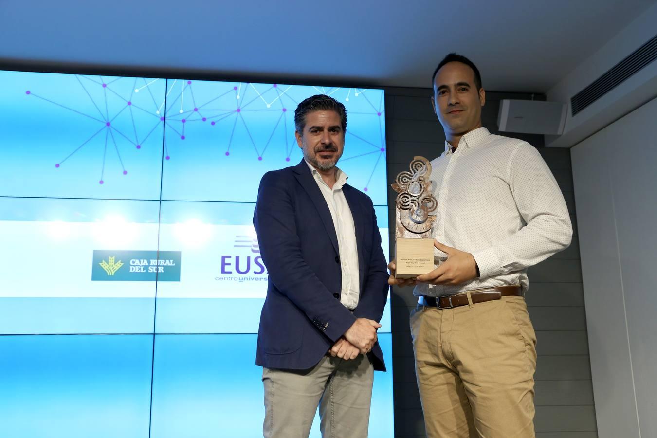 Antonio García Solís, Director de Centas y Planificación de INN, entrega el Premio Mejor Blog / Web Personal a Javier Gaviño, por «Ideas para profes»