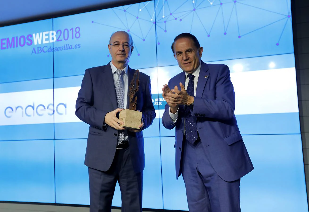 Antonio Pascual, Presidente de la Endesa Generación, entrega el Premio Mejor Web de Empresa a Luis Martínez Ortega, de la Agencia Inboundmas