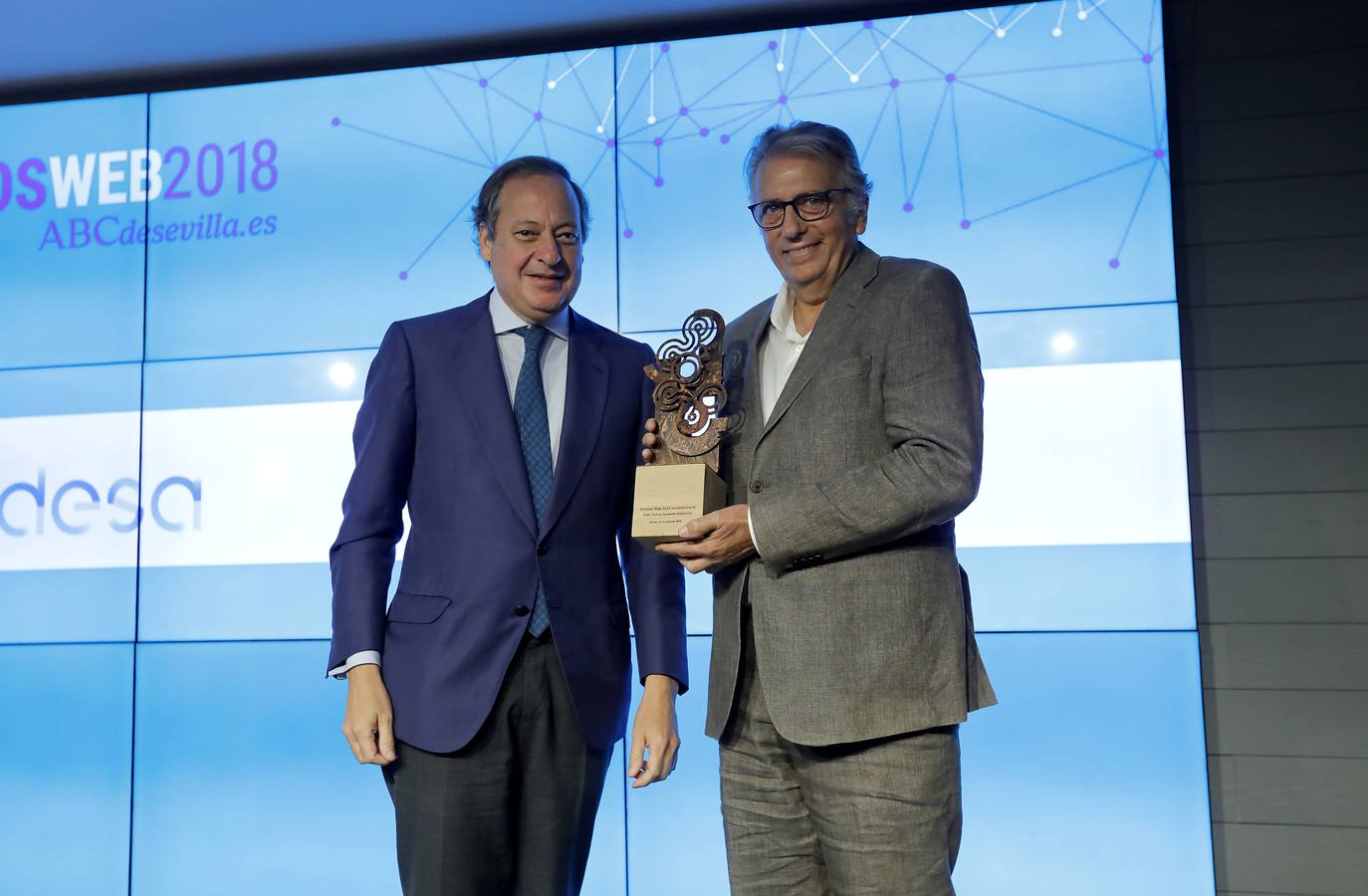 Álvaro Rodríguez Guitart, Director Gerente de ABC en Andalucía, entrega el Premio Mejor Web de Comercio Electrónico a Francisco Olarte, por «Ecovidasolar»