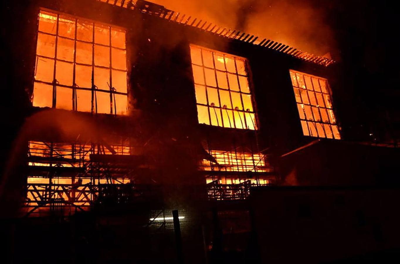 La Escuela de Arte de Glasgow sufrió un incendió de casi las mismas dimensiones en mayo de 2014 y aún se encontraba inmerso en las labores de reconstrucción. 