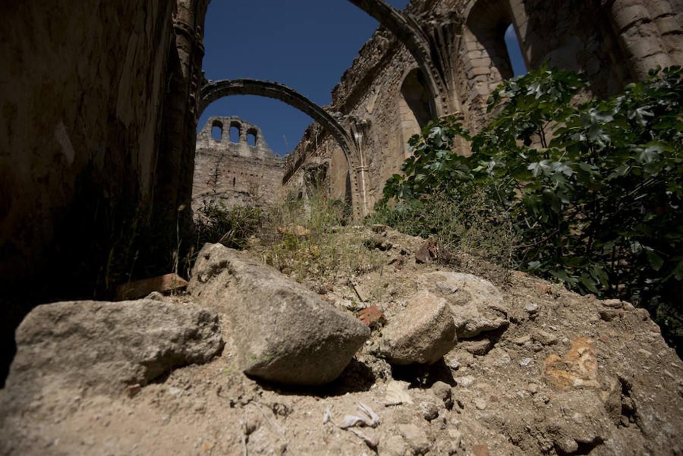 Escombros. Muchas de las piedras que cayeron al colapsar la nave aún están en el suelo, elevándose varios metros sobre el nivel. Se reutilizarán para la reconstrucción