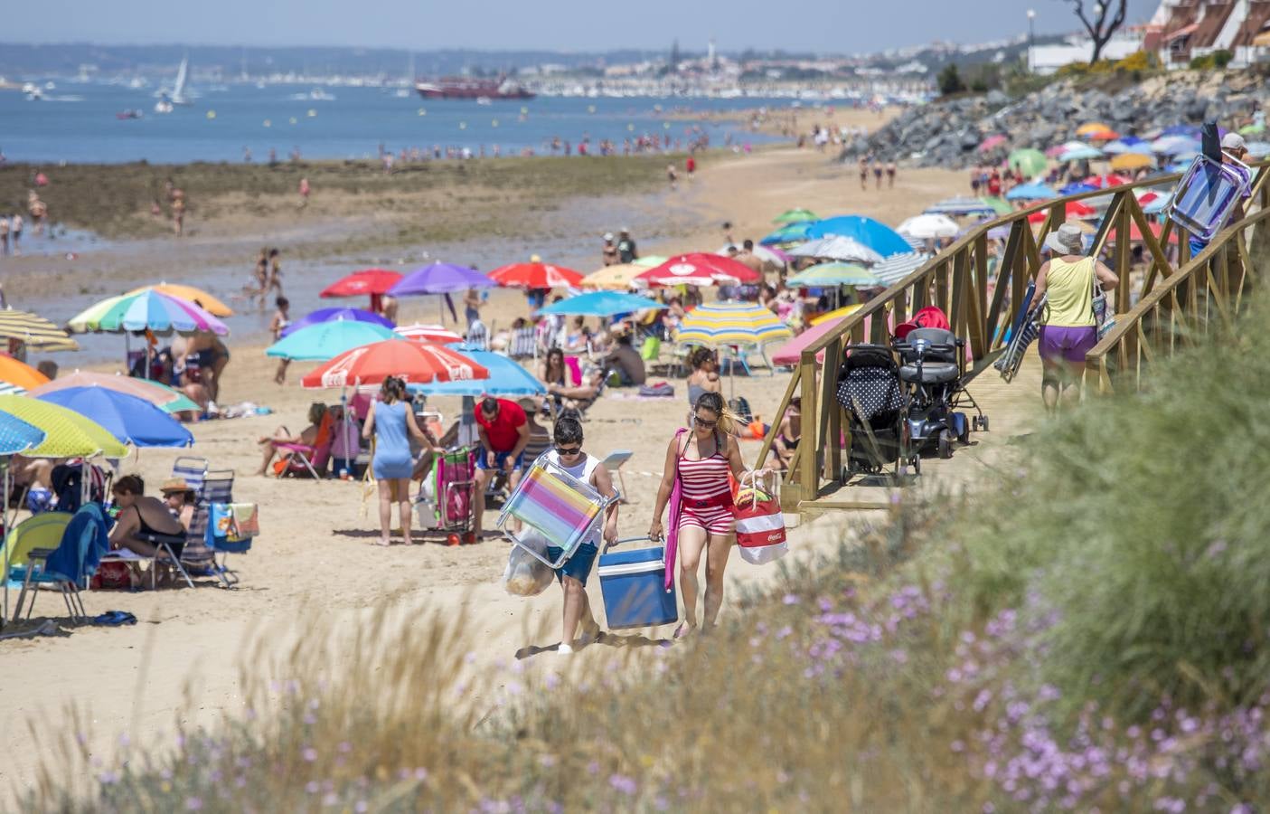 Las imágenes sobre la afluencia masiva a las costas de Huelva