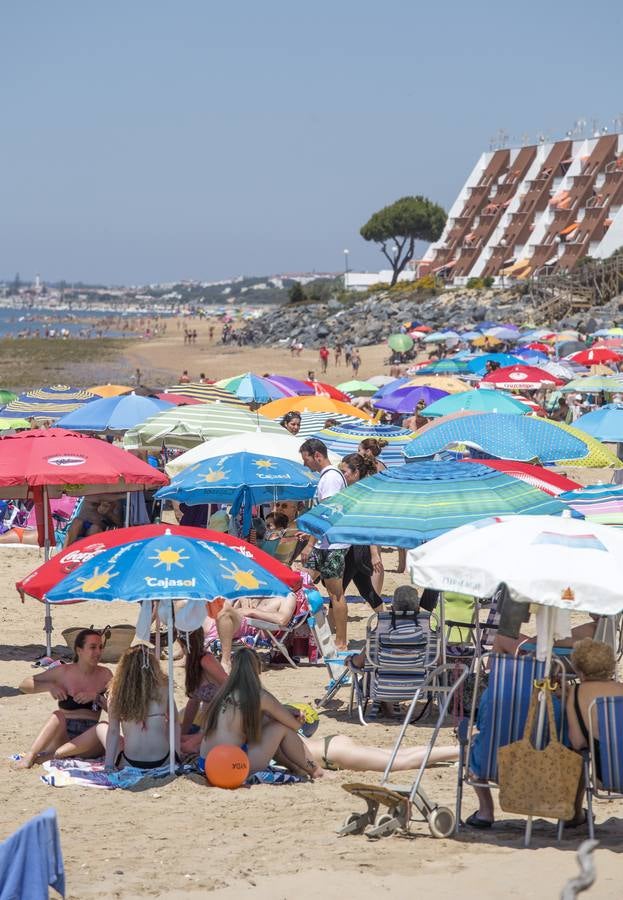 Las imágenes sobre la afluencia masiva a las costas de Huelva