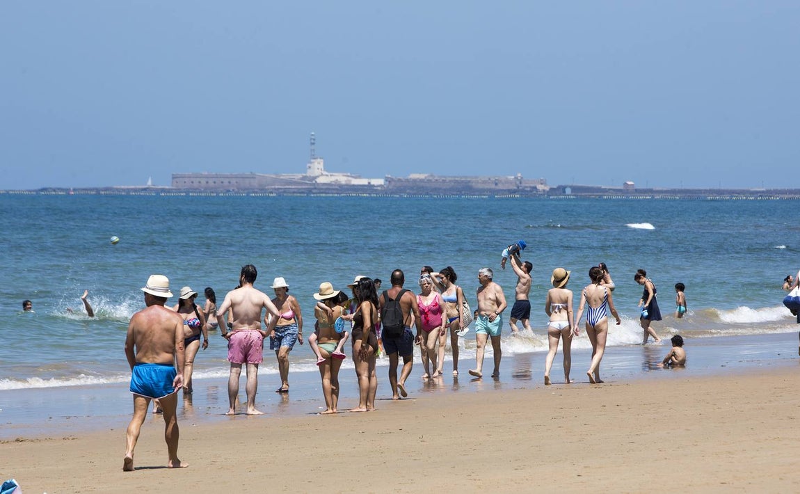 Las playas de Cádiz, llenas el primer fin de semana veraniego