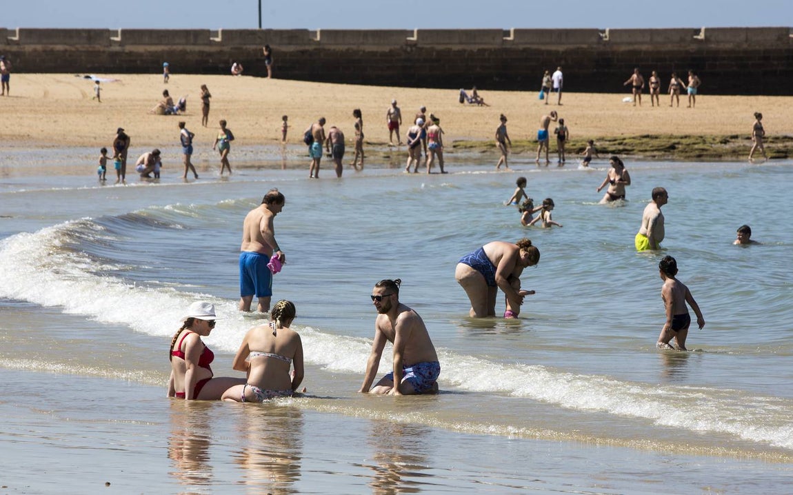 Las playas de Cádiz, llenas el primer fin de semana veraniego