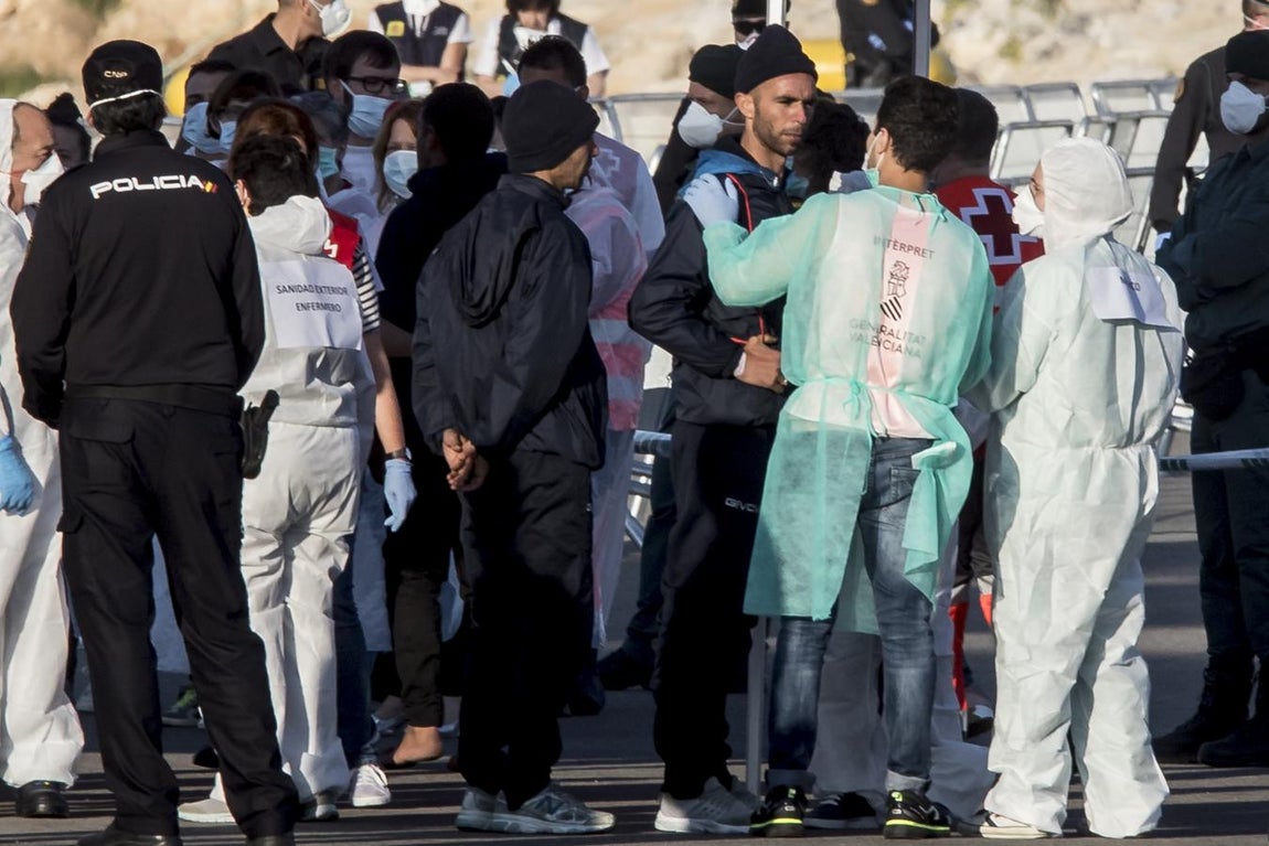 Los primeros inmigrantes han comenzado a abandonar el Datillo para ser atendidos. 