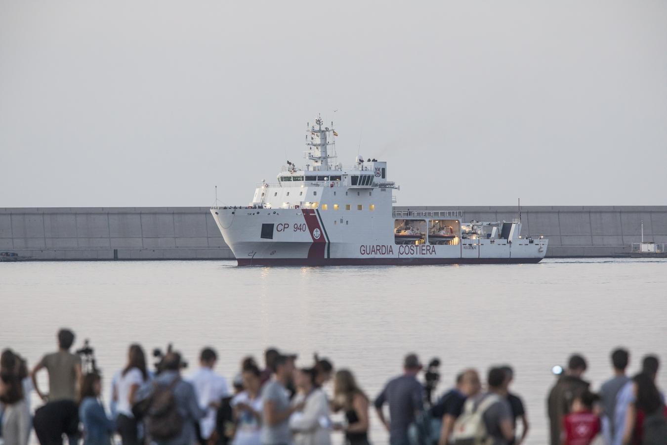 El Datillo, que acompaña al Aquarius, entrando en el Puerto de Valencia. 