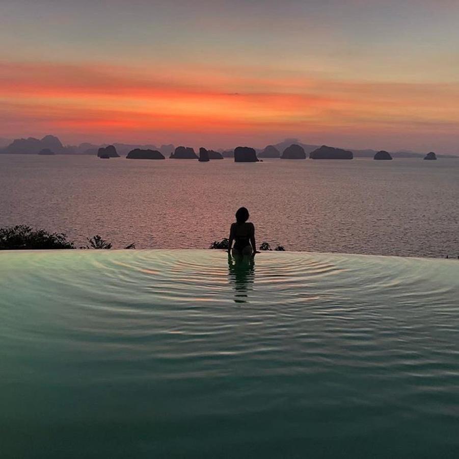 Six Senses, Koh Yao Noi. La escasa popularidad es la mayor ventaja que tiene la isla, donde quien la descubra podrá absorver de una forma muy pura la tradición y cultura local. Sus habitantes se dedican a la pesca, apenas hay tiendas y los paisajes naturales están sin explotar. Hay muy pocos hoteles, los que hay son carísimos. El Six Senses es el mejor ejemplo de lujo, alberga esta espectacular piscina