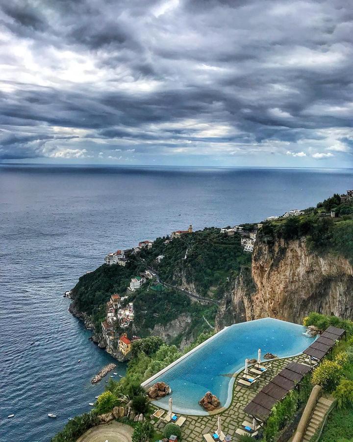 Monestero Santa Rosa, Amalfi. La zona está repleta de hoteles de lujo, pero por su localización -justo en la cima del cerro costero de la Conca dei Marini- éste es lugar con más encanto. Las vistas al Mediterraneo desde la piscina infinita son espectaculares y en la zona el turismo de lujo está establecido desde los tiempos del Imperio Romano