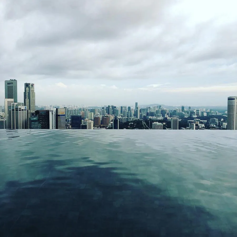 Marina Bay Sands, Singapur. La piscina más alta y larga del planeta conecta los tres edificios que componen el complejo y ofrece las mejores vistas de los rascacielos de la ciudad