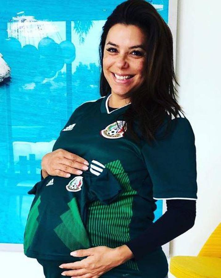 Eva Longoria está deseosa de dar a luz a su primer hijo. Mientras tanto, nada como seguir a la selección mexicana. 
