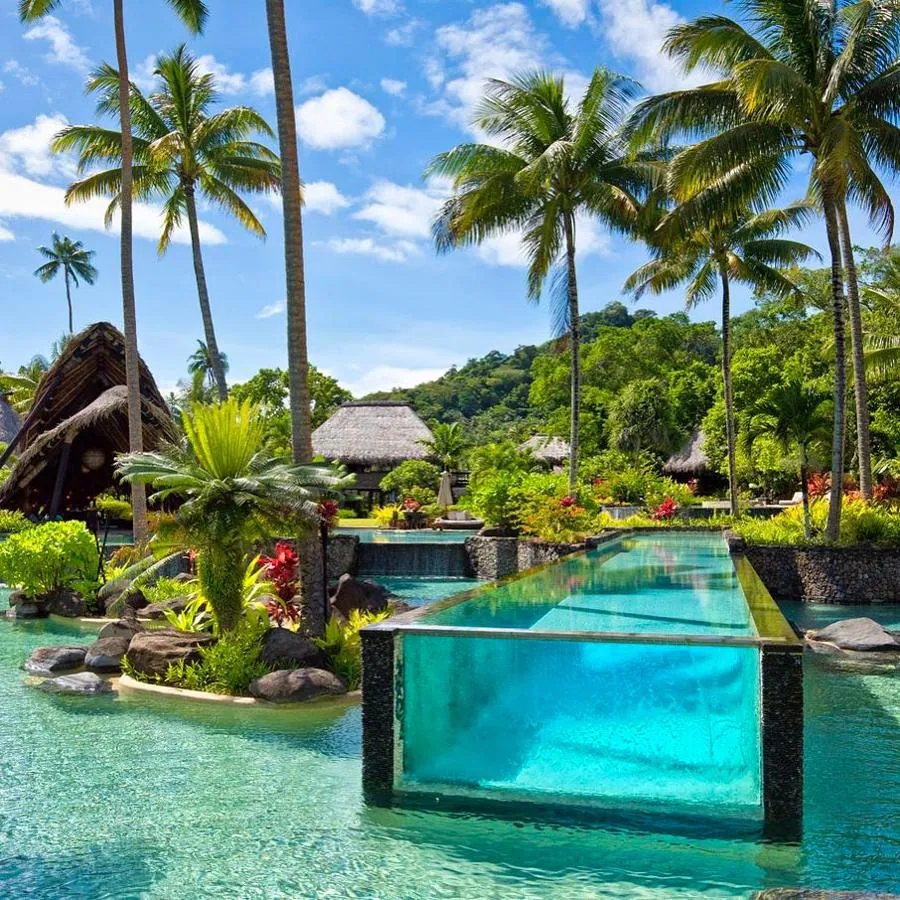 Laucala Island, Fiyi. Sus piscinas de formas imposibles se incrustan en sus 1.400 hectáreas de jardines tropicales. Los huéspedes podrán disfrutarlas con total privacidad, sólo se admite a un máximo de 80 personas en sus instalaciones