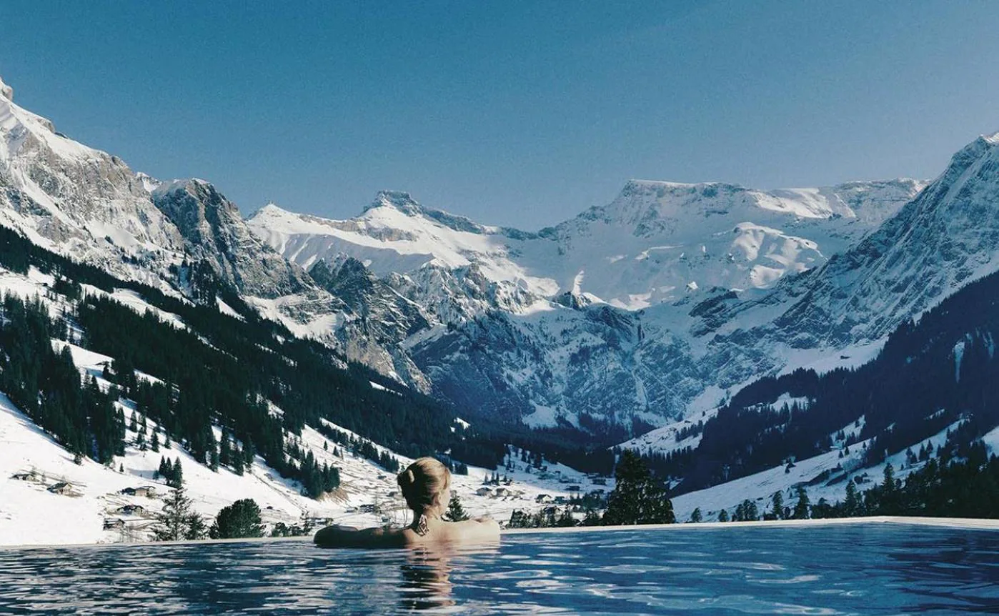 The Cambrian Hotel, Suíza. La piscina de este hotel de lujo es excepcional. Ofrece una panorámica única de los Alpes y se encuentra en la ciudad de Adelboden, la región donde se respira el aire más puro