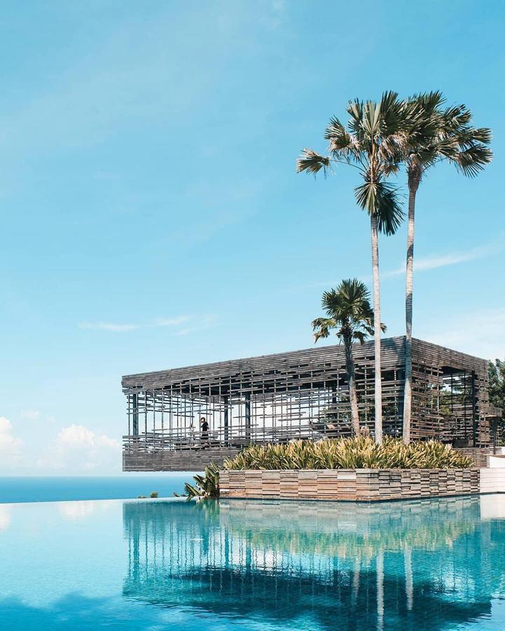 Alila Villas Uluwatu, Bali. La cadena Alila Hotels ofrece este paraíso particular en cada una de sus villas. Las suites, dotadas de todo lujo, desembocan en la espectacular piscina y sobre ella flota un recreo de bambú