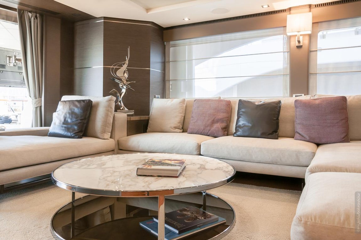 Orso 3. Dispone de un enorme club de playa, jacuzzi en la cubierta, bar en el exterior y sofisticados sistemas audiovisuales en sus instalaciones