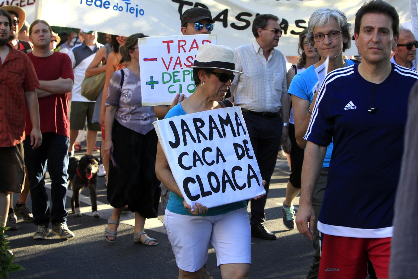 Los toledanos salen a la calle para exigir un Tajo limpio, en imágenes