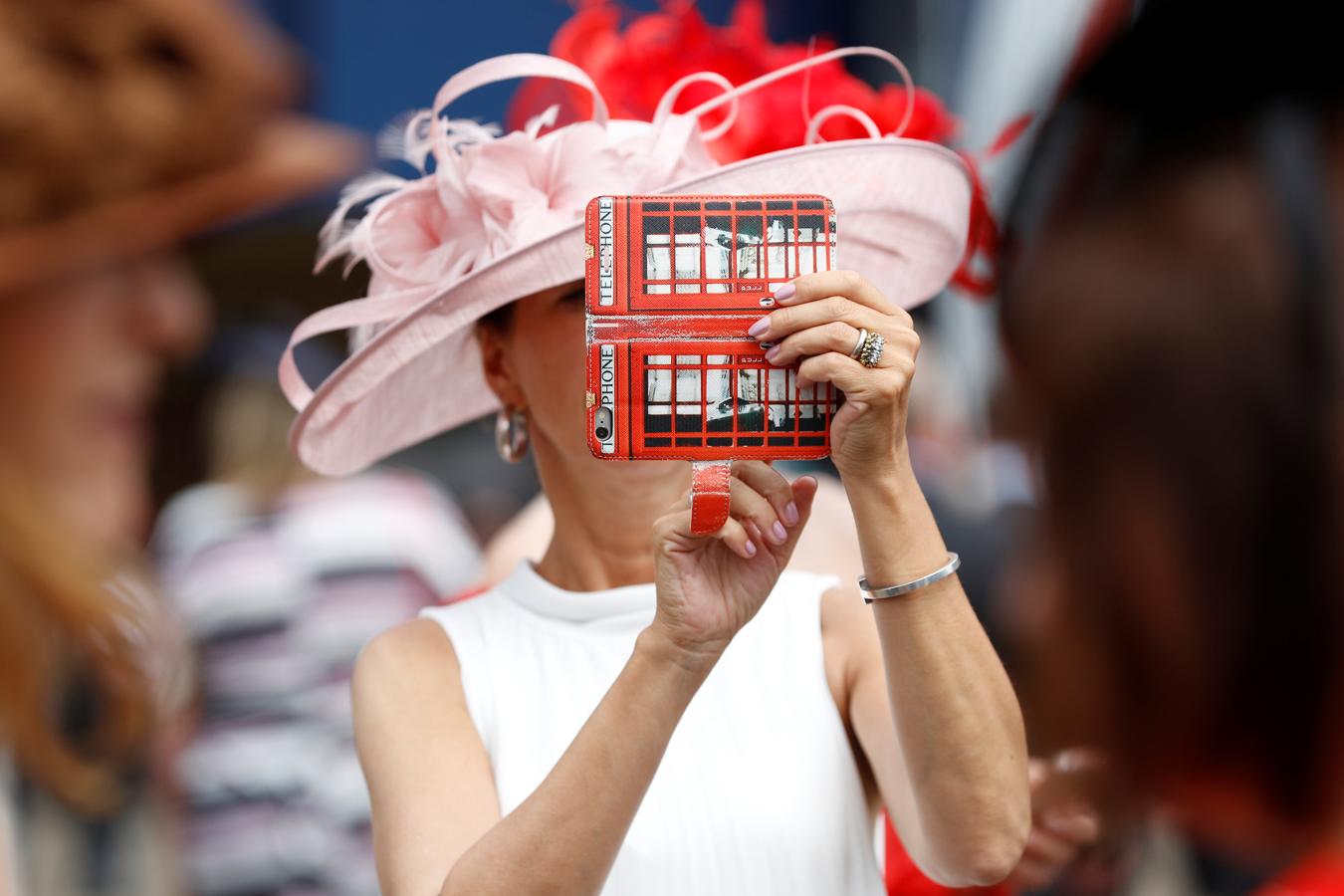 El mundo se paraliza cada año para admirar los espectaculares sombreros, de todas las formas, tamaños y colores, que lucen las invitadas a esta cita hípica. 