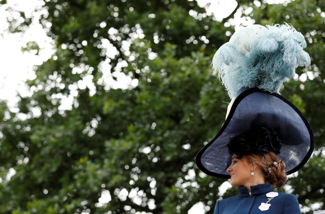 El mundo se paraliza cada año para admirar los espectaculares sombreros, de todas las formas, tamaños y colores, que lucen las invitadas a esta cita hípica. 