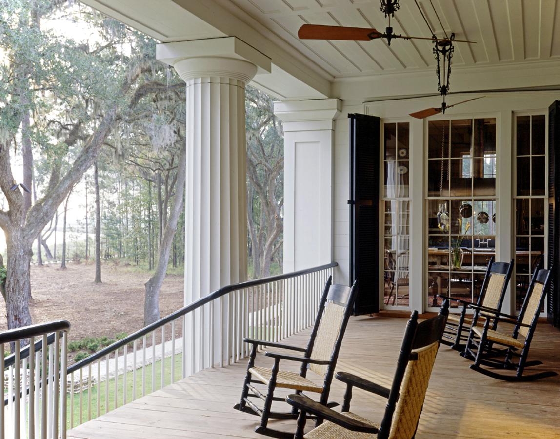 Oyster Cottage. El nombre de la casa de invitados significa «casa de verano». No hace tiempo ocupaban esa mansión de lujo los trabajadores de los campos de arroz que se dejaban la piel en los campos. La vivienda e entrega con una barca de madera que se llama Pilar