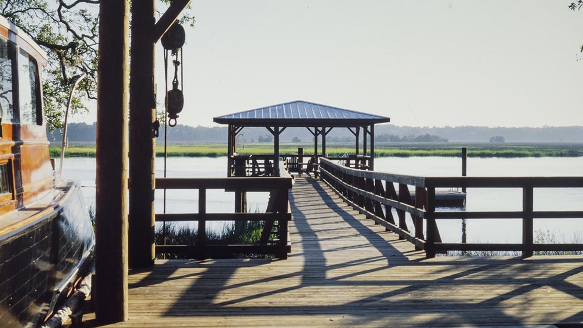 Río Newport. La isla está ubicada en el río Newport y ocupa 35 hectáreas en donde caben dos viviendas, una gran piscina, un centro ecuestre, campo de golf y un espectacular muelle de madera sobre el río