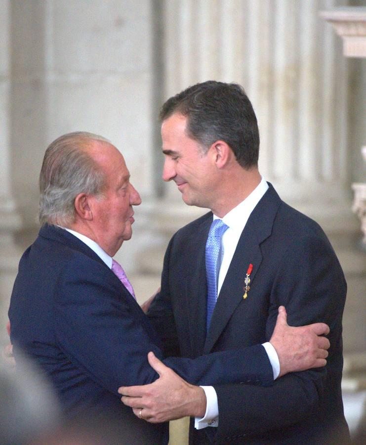 Abdicación del Rey Juan Carlos. Felipe VI abraza a su padre, el Rey Juan Carlos, después de que el segundo decidiese abdicar y dejar el trono a su hijo