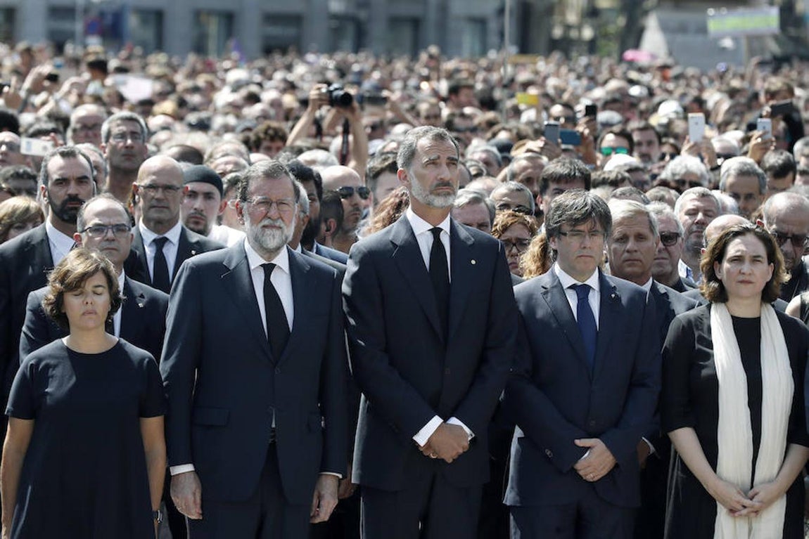 Lucha contra el terrorismo en Barcelona. El Rey asistió a la manifestación en contra del terorismo tras los atentados de Barcelona el pasado año. Junto a él Soraya Sáenz de Santamaría, Mariano Rajoy, Carles Puigdemont y Ada Colau.