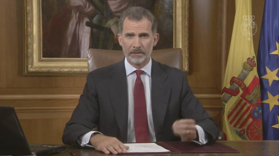 Respuesta al golpe independentista catalán. El monarca se dirigió a todos los españoles en un mensaje en televisión desde su despacho en la Zarzuela destinado a responder a la celebración del referéndum independentista ilegal en Cataluña